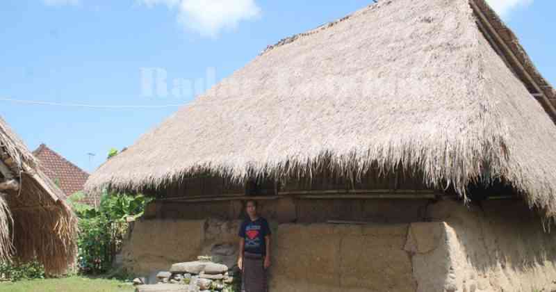 Gambar Masjid Kuno Karang Bayan (Sumber : radarlombok.co.id)