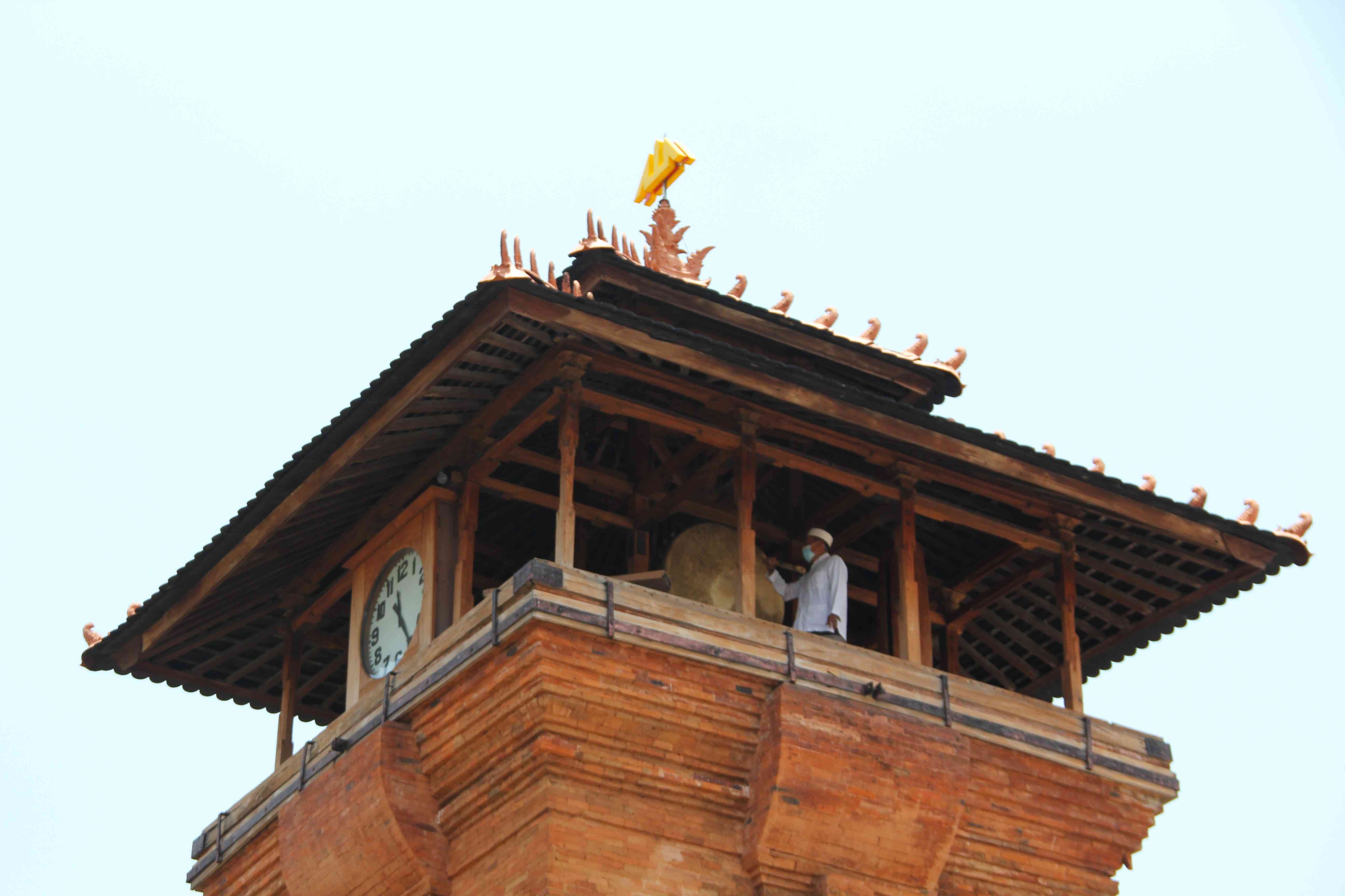 Jam dan bedug di menara masjid Kudus (pic. Dok pribadi Endah Kurnia Wirawati)