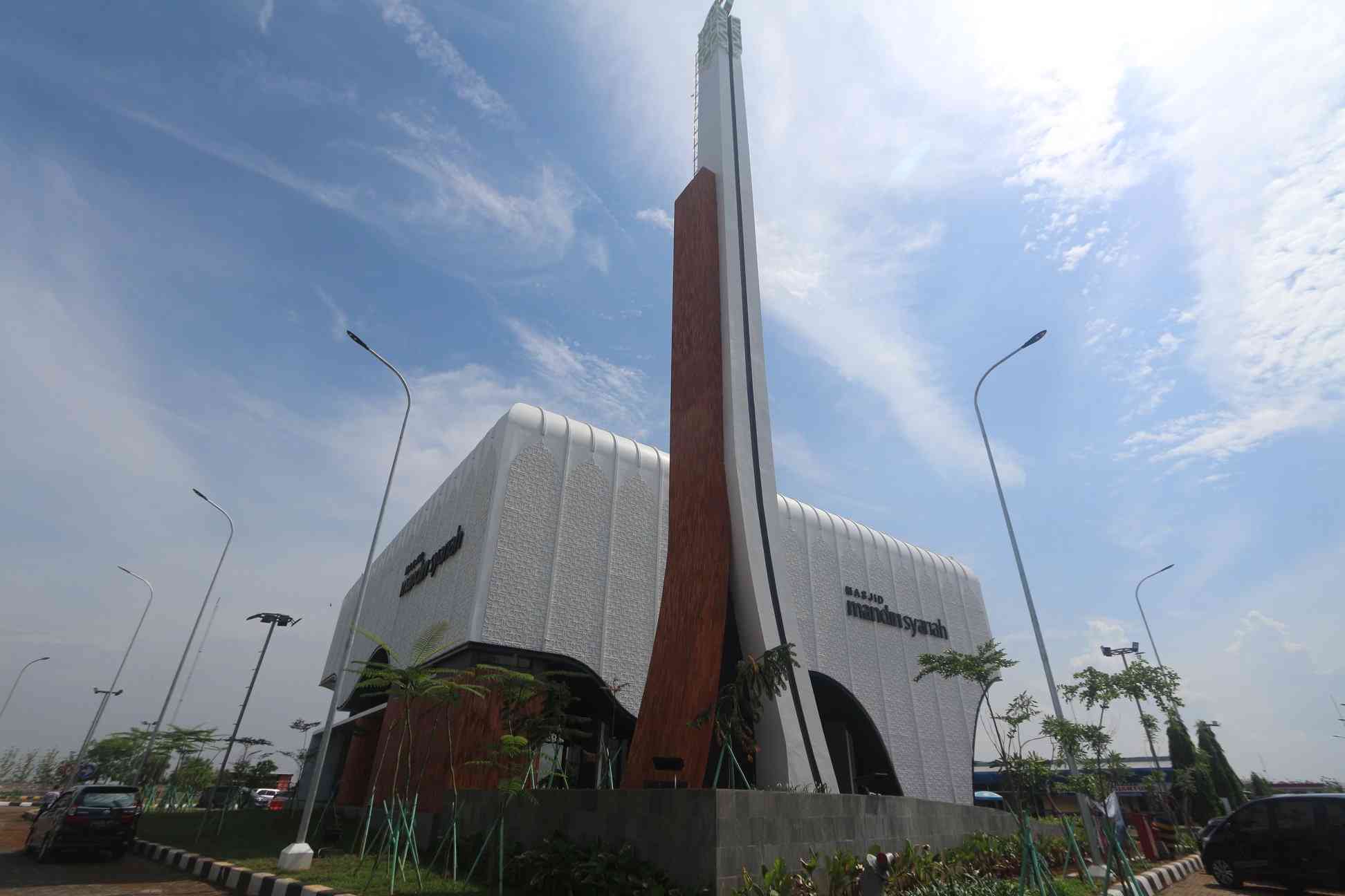 Desain arsitektur modern dengan warna putih berpadu batu bata terracota. Dokumen pribadi.