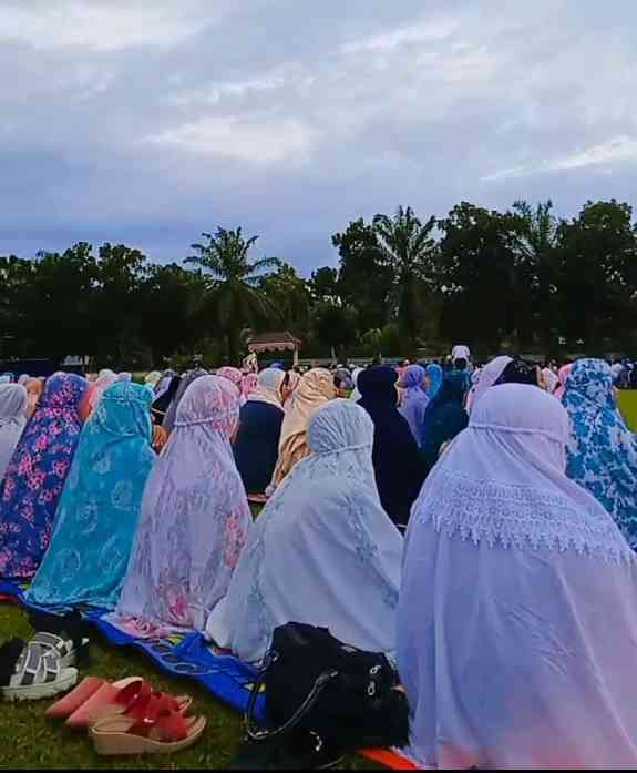 Suasana pada saat shalat idhul fitri (cr. dokumen pribadi)