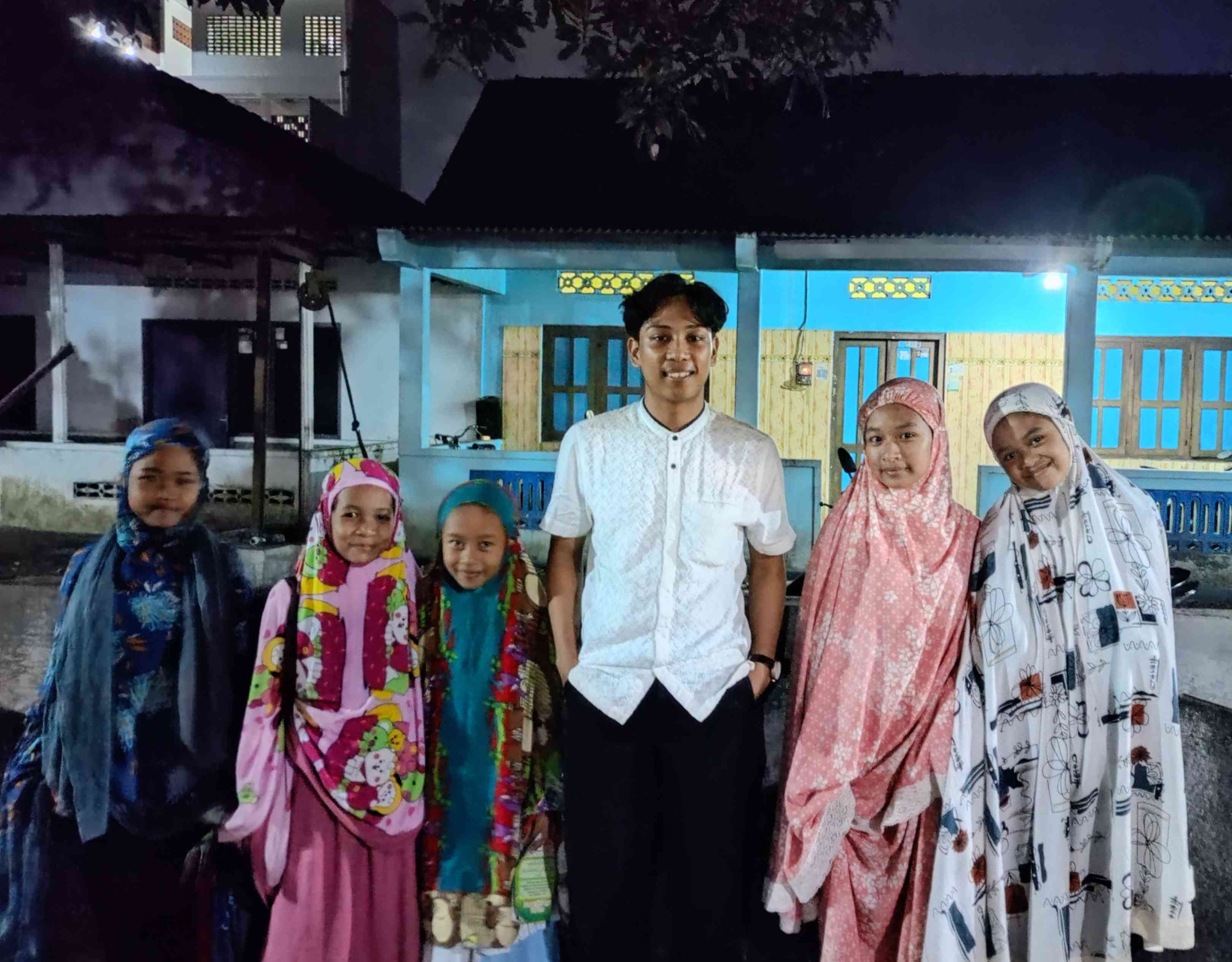 potret seusai tarawih dengan anak - anak