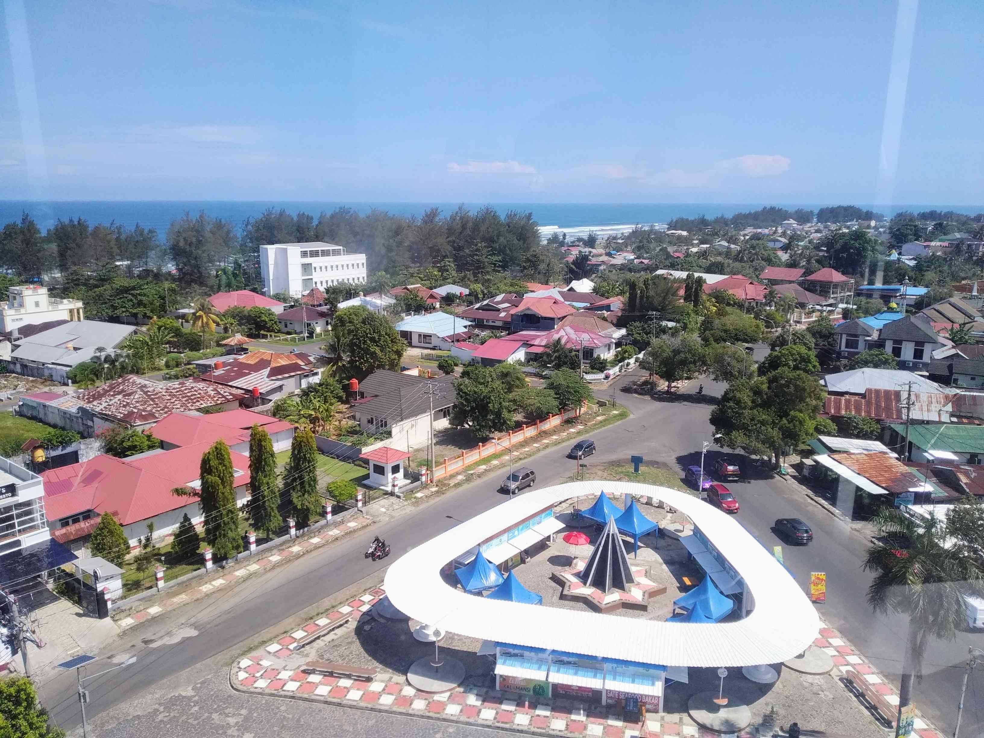 Kota Bengkulu dari atas menara (sumber: Dok. Pribadi)