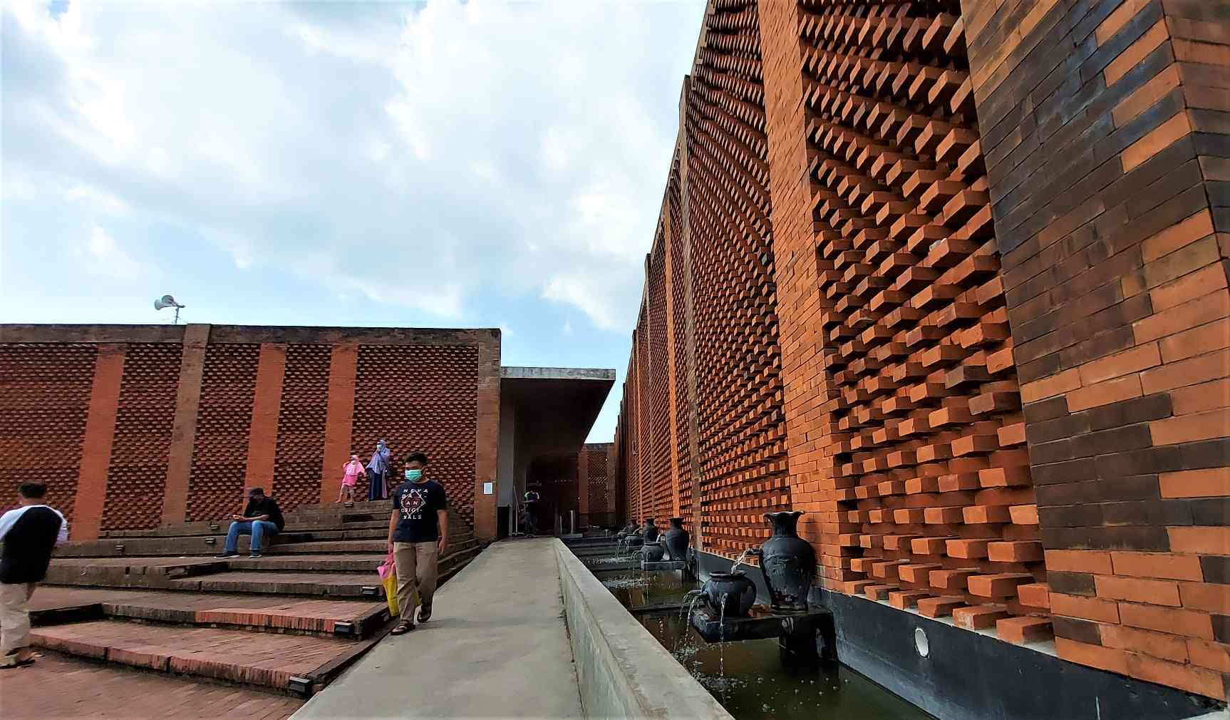 Entrance yang menarik dengan kolam di sisi kanan. Dokumen pribadi.