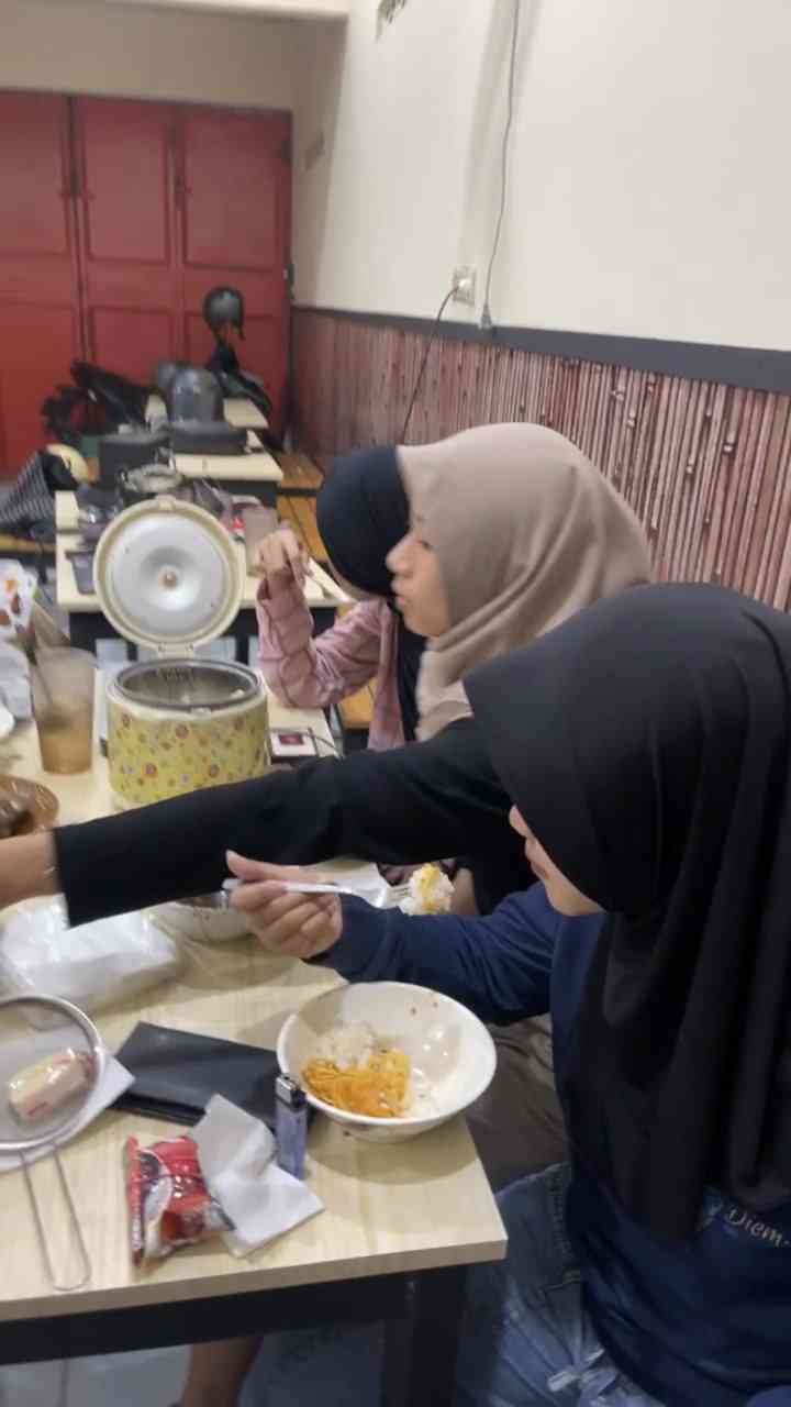 Sumber Foto : Dokumentasi Pribadi, Suasana Sahur bersama sambil nugas kelompok