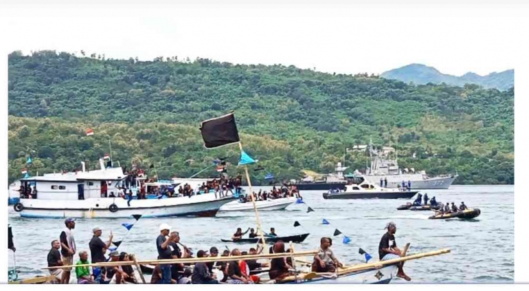 Perarakan laut Tuan Meninu (Foto : Nusantarapedia.com)