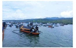Perahu tanpa mesin pada perarakan laut Tuan Meninu (Foto : Antaranews.com)