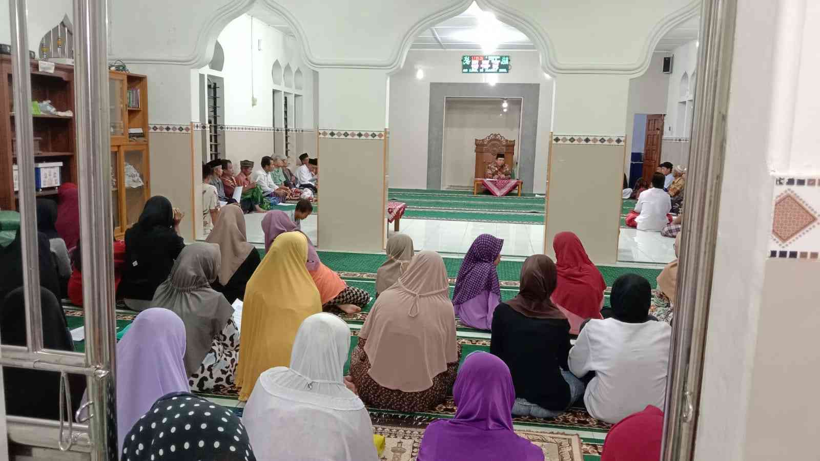 Berbuka puasa bersama diawali dengan pengajian merupakan langkah untuk mensyukuri nikmat-Nya. (Foto: Dok/Diq)