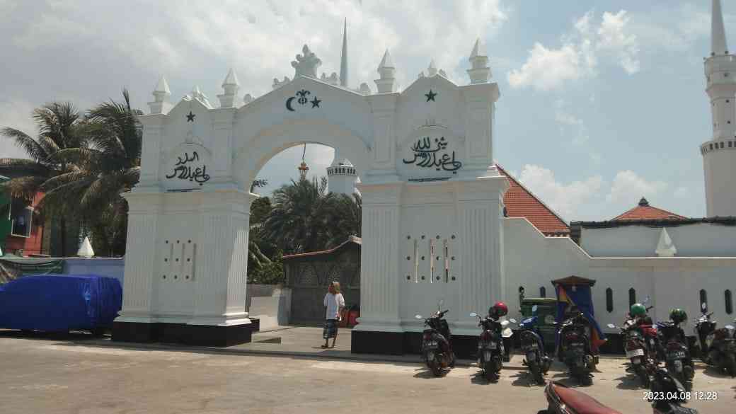 Gerbang masuk masjid keramat luar batang.(dokpri)