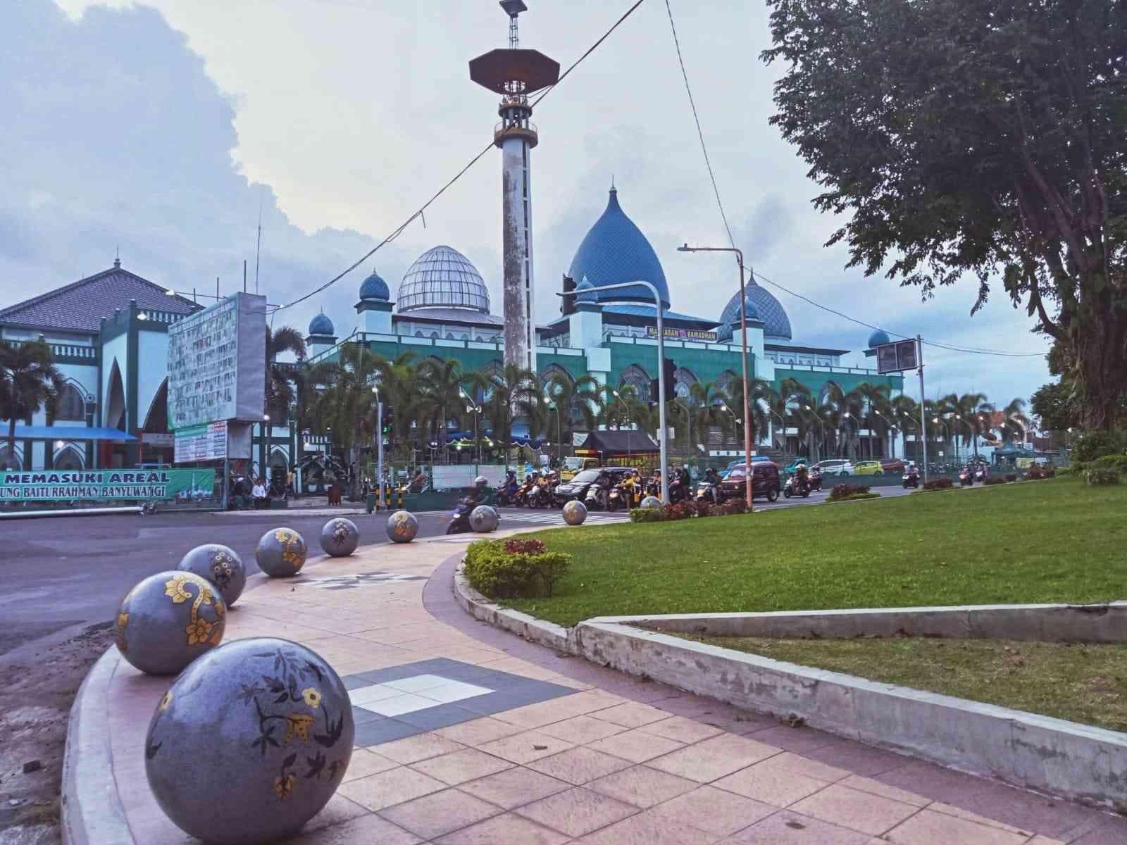 dokumen pribadi : Masjid agung Baiturrahman terletak di depan alun-alun Sri Tanjung