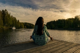 Mindfulness. Sumber: https://pixabay.com/id/photos/yoga-wanita-danau-di-luar-rumah-2176668/