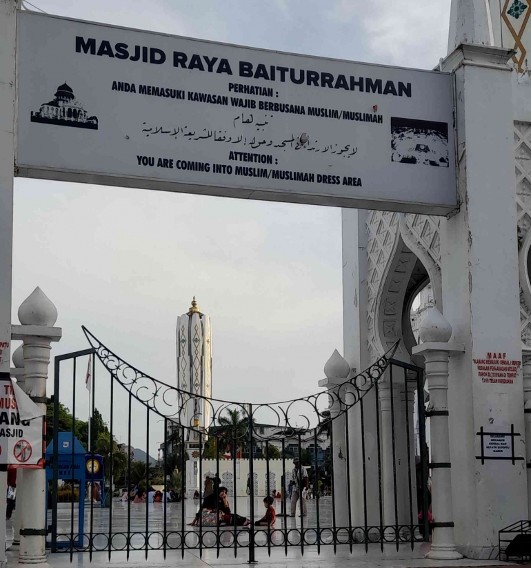 Pintu masuk Masjid Raya Baiturrahman Aceh (dokpri)