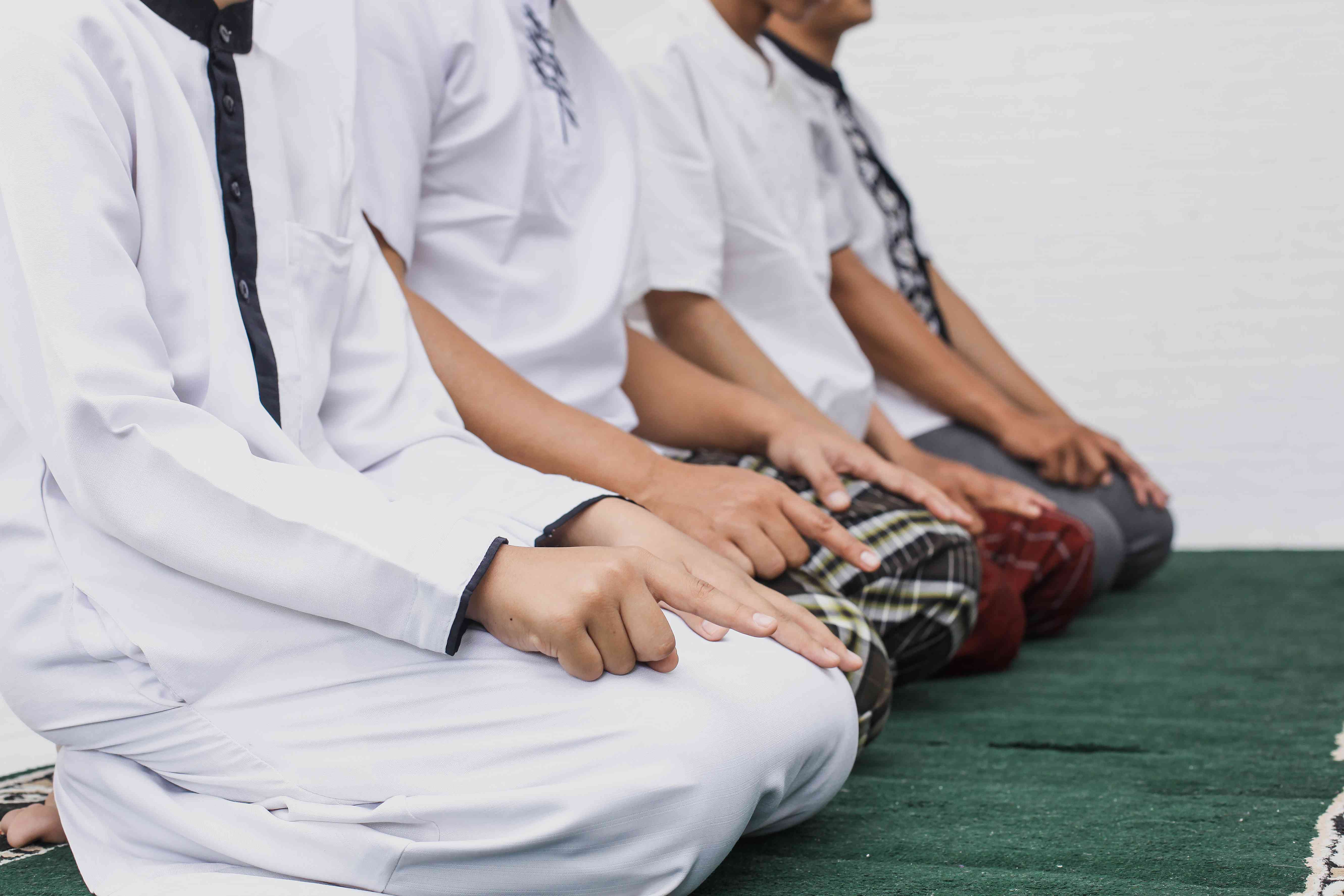 Sholat Wajib harusnya lebih utama ketimbang Sholat Tarawih yang jamaahnya lebih banyak saat Ramadhan. Tradisi yang keliru. Sumber gambar: freepik.com