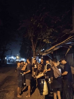 Kegiatan membangunkan warga untuk makan sahur (foto dokpri)