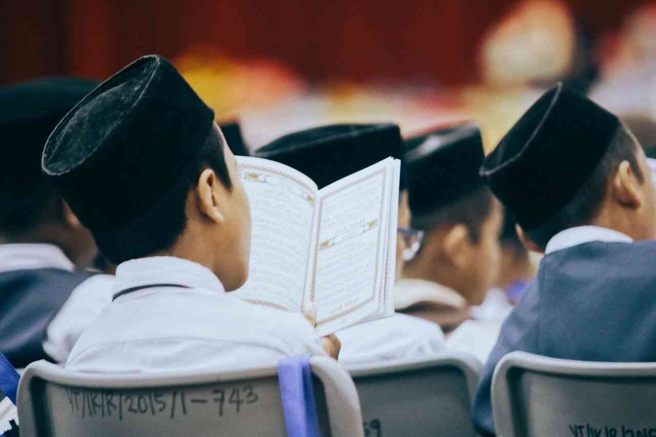 Sumber gambar: Foto oleh Pok Rie: https://www.pexels.com/id-id/foto/orang-orang-yang-duduk-di-kursi-membaca-buku-683833/