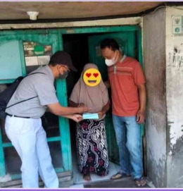 Ilustrasi gambar. Menjadi relawan yang membagi kupon paket Idul Fitri. Belajar dari mereka yang kita bantu cara hadapi derita hidup (Dok.pri)