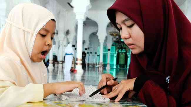 Belajar membaca Al Quran, sumber gambar: Islami.co