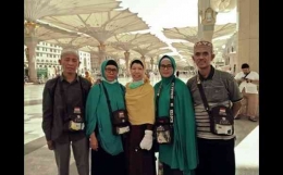 Penulis paling kanan bersama istri (no 2 dari kanan) dan jemaah haji dari KBIH Bryan Makkah Surabaya saat berada di Masjid Nabawi (foto dokumen pribadi saat haji tahun 2016)