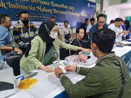 Masyarakat melakukan penukaran uang di Gedung Kartini Malang (sumber : foto pribadi)