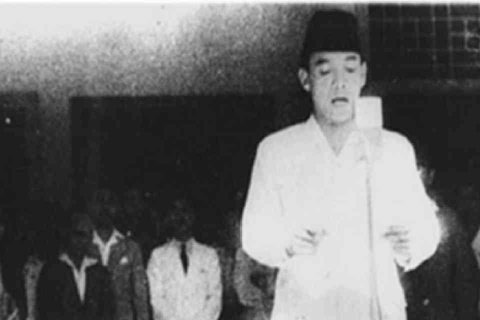 Soekarno tengah membaca naskah proklamasi kemerdekaan Indonesia (sumber: Kemdikbud).