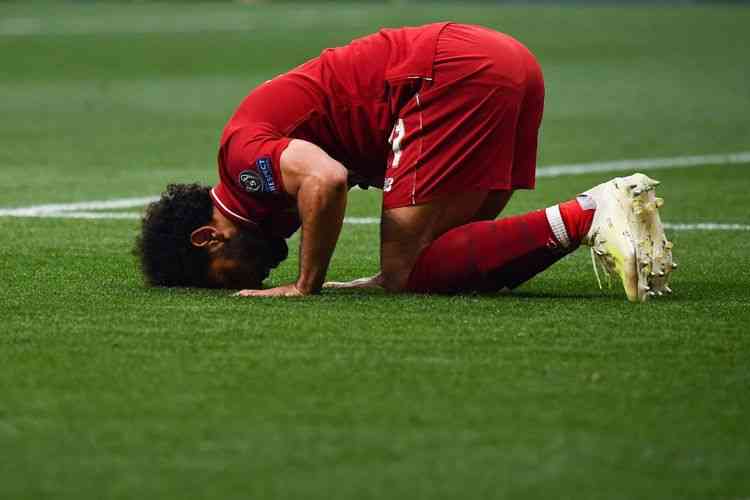 Selebrasi khas Mohamed Salah setiap kali setelah mencetak gol yakni melakukan sujud syukur: AFP/GABRIEL BOUYS via Kompas.com