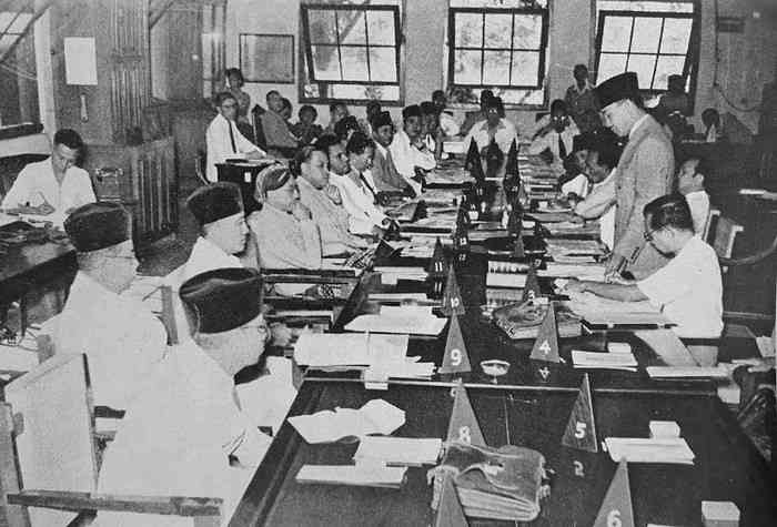 Suasana sidang Panitia Persiapan Kemerdekaan Indonesia (PPKI) (sumber: Wikipedia Commons)