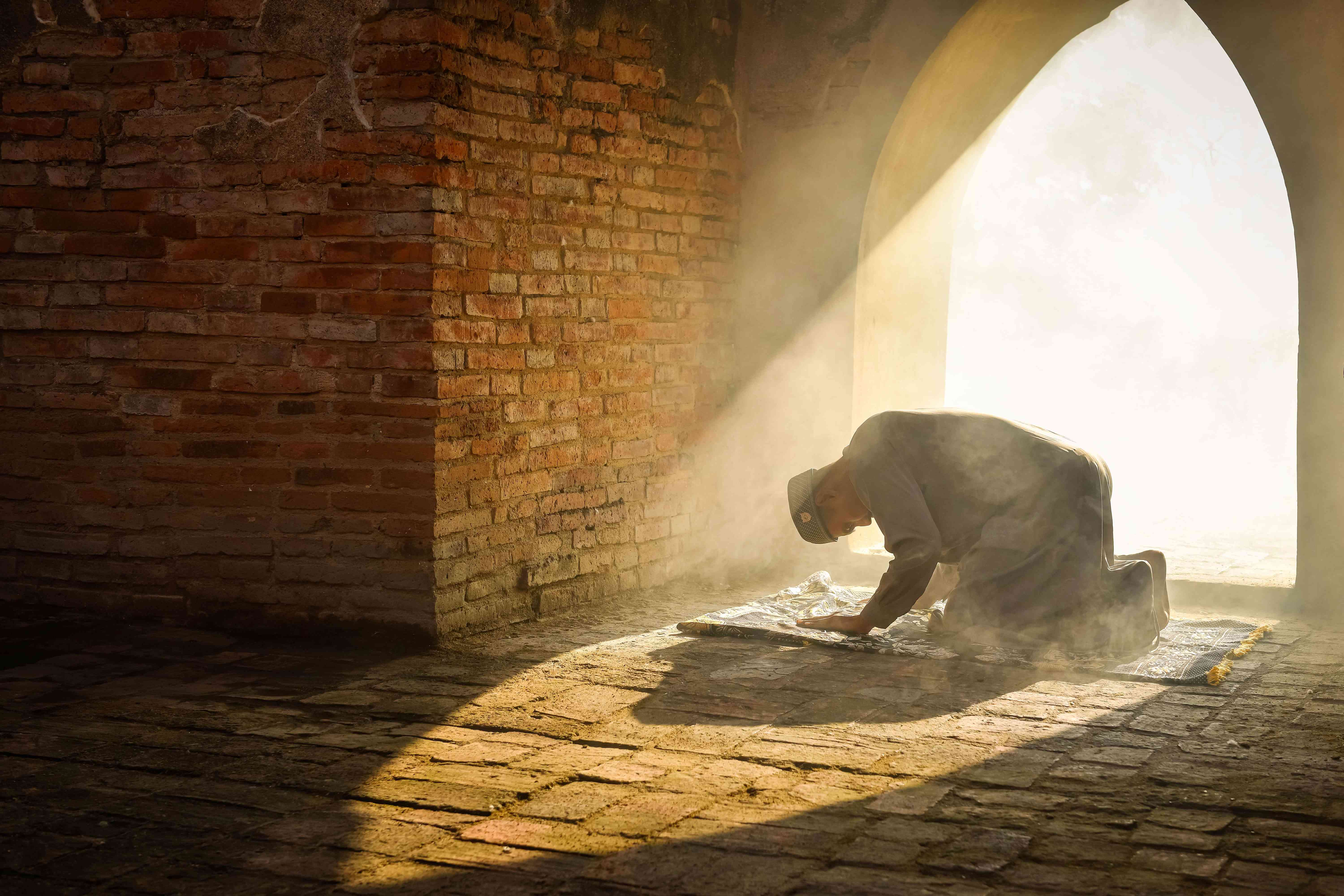Semua makhluk sujud kepada Allah, jangan sampai di neraka nanti kita baru bersujud kepada-Nya dalam keadaan terpaksa. Sumber: freepik.com