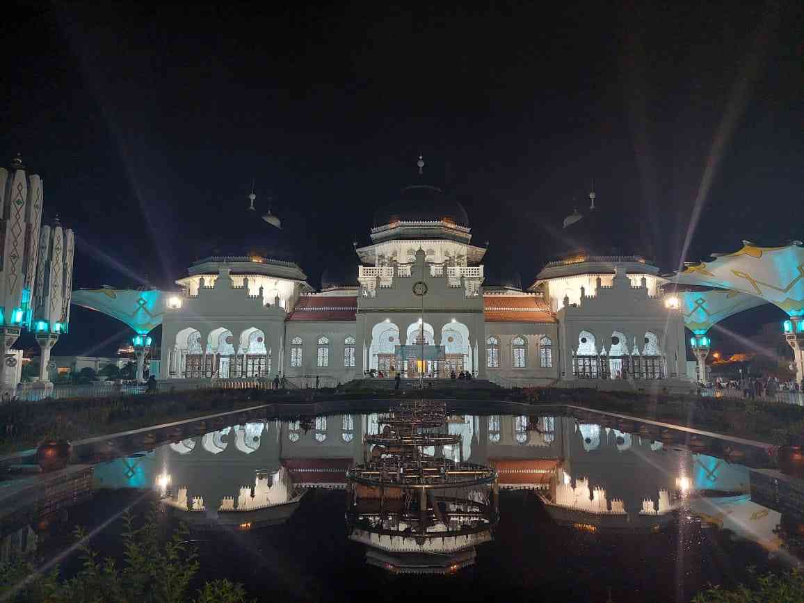 Masjid Raya Baiturrahman malam hari [koleksi pribadi]