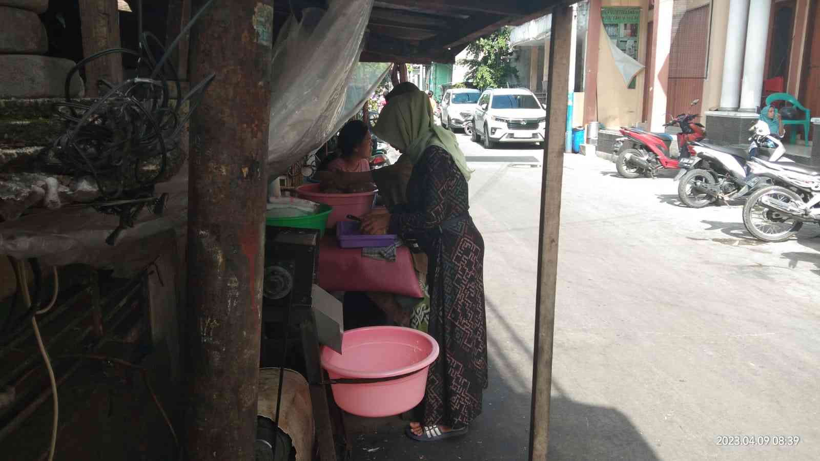 Mbak Wati sedang melayani pembeli