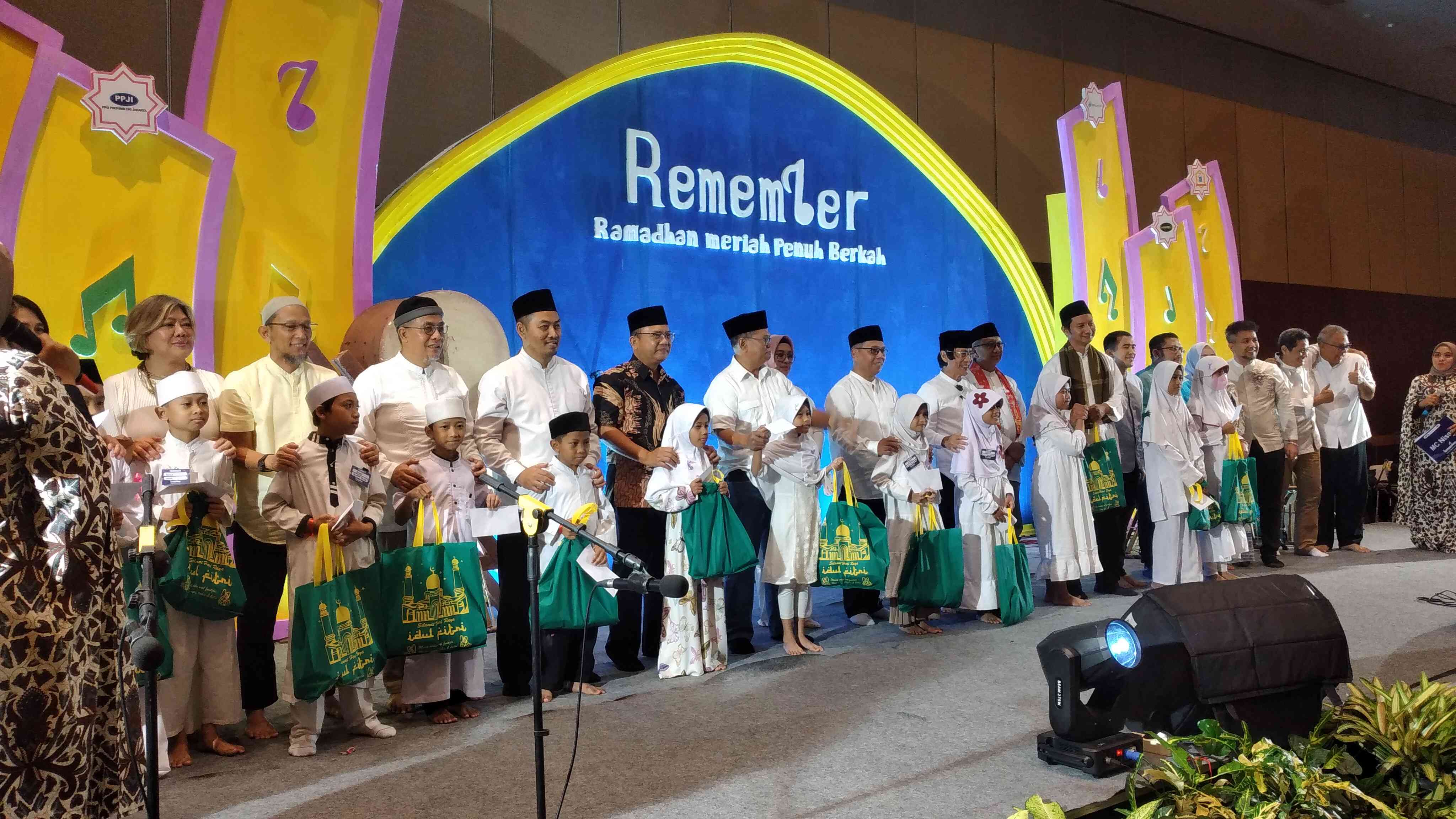 Penyerahan santunan kepada anak-anak Yatim dan Dhuafa