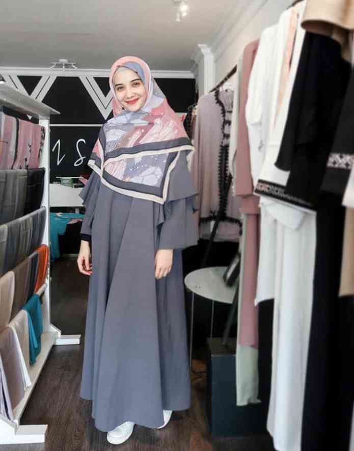 Kenakan gamis. | Foto Instagram Zaskia Sungkar