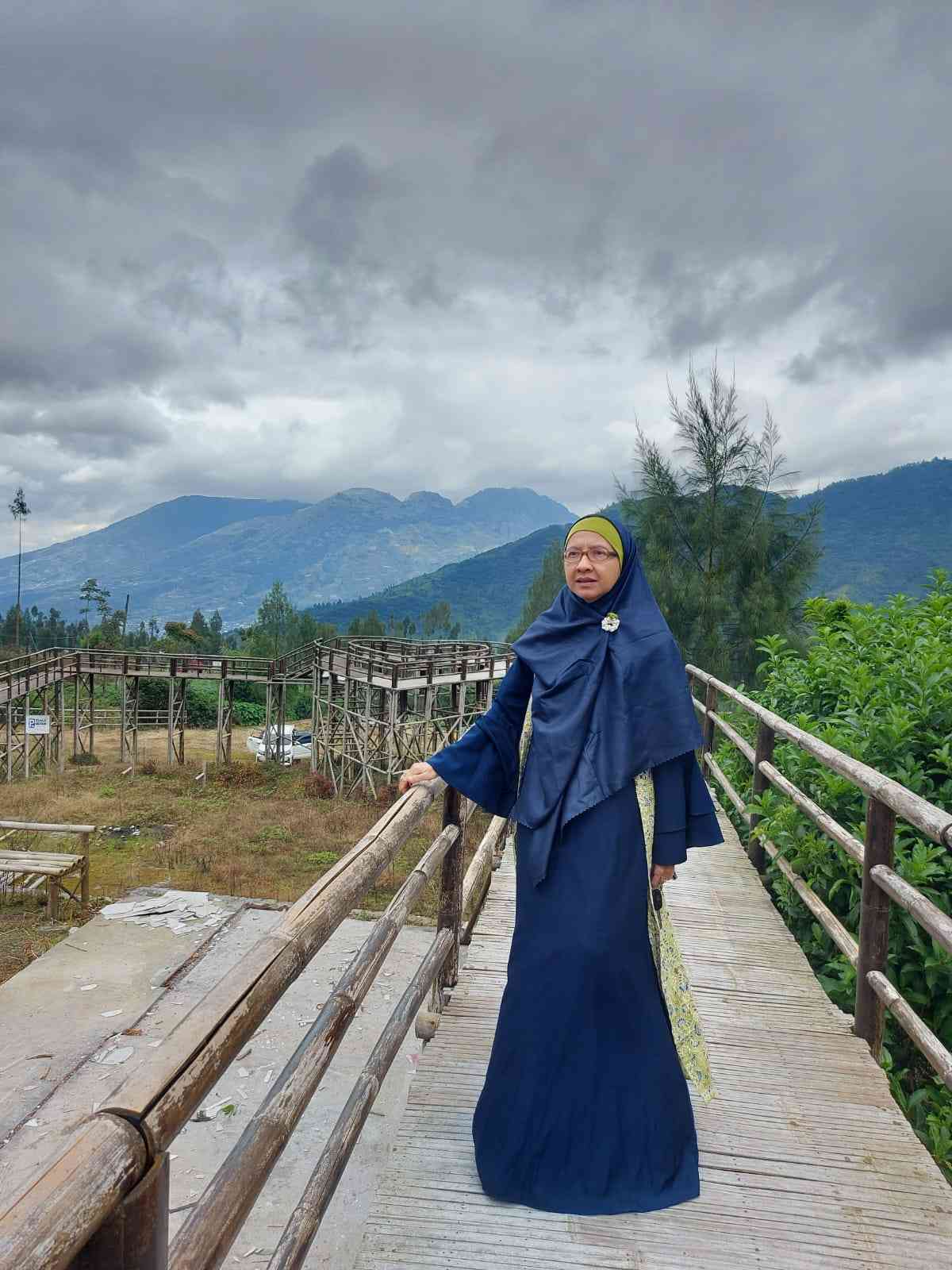 Gamis biru navy dipadukan outer batik cirebonan warna hijau. Jilbab warna senada. Dokumen pribadi.