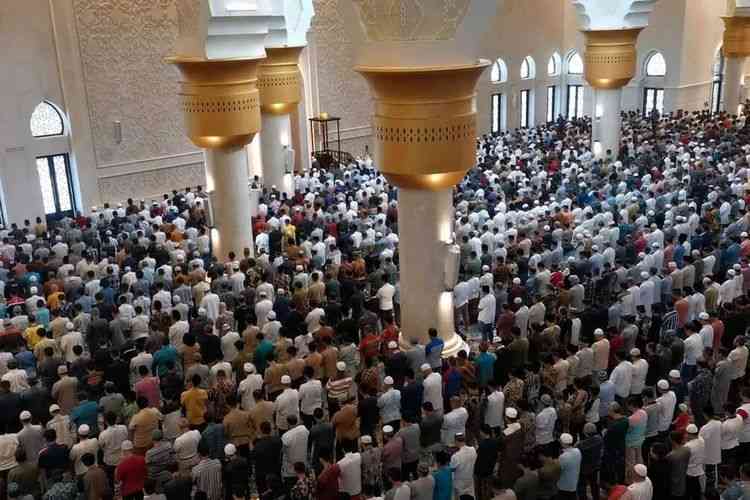 Suasana salat Tarawih di Masjid Raya Sheikh Zayed Solo: KOMPAS.COM/Fristin Intan Sulistyowati