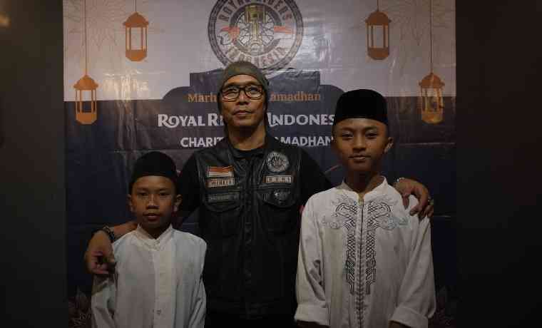 Adnan Maddanatja foto bersama perwakilan anak yatim (Doc. Kangmox)