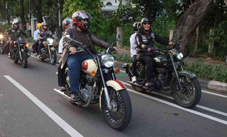 Presiden RoRI, Adnan Maddanatja (kanan) saat mengajak anak yatim keliling Jakarta. (Doc. Kangmox)