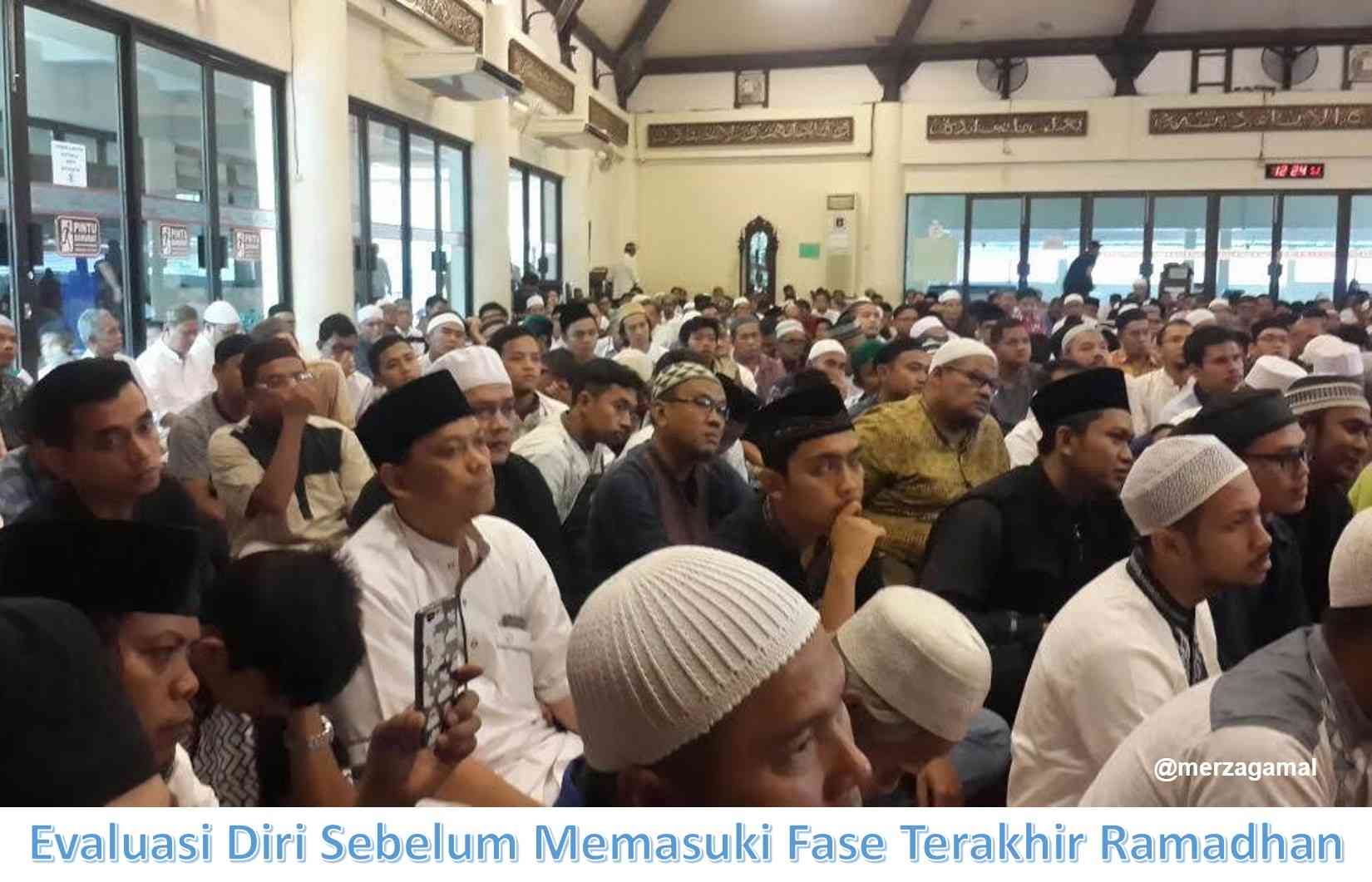 Image:  Evaluasi Diri Sebelum Memasuki Fase Terakhir Ramadhan (by Merza Gamal)