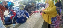 Berbagi takjil pada pengguna jalan (Dok. WA Grup MMQ Korcam Samarinda Ulu)