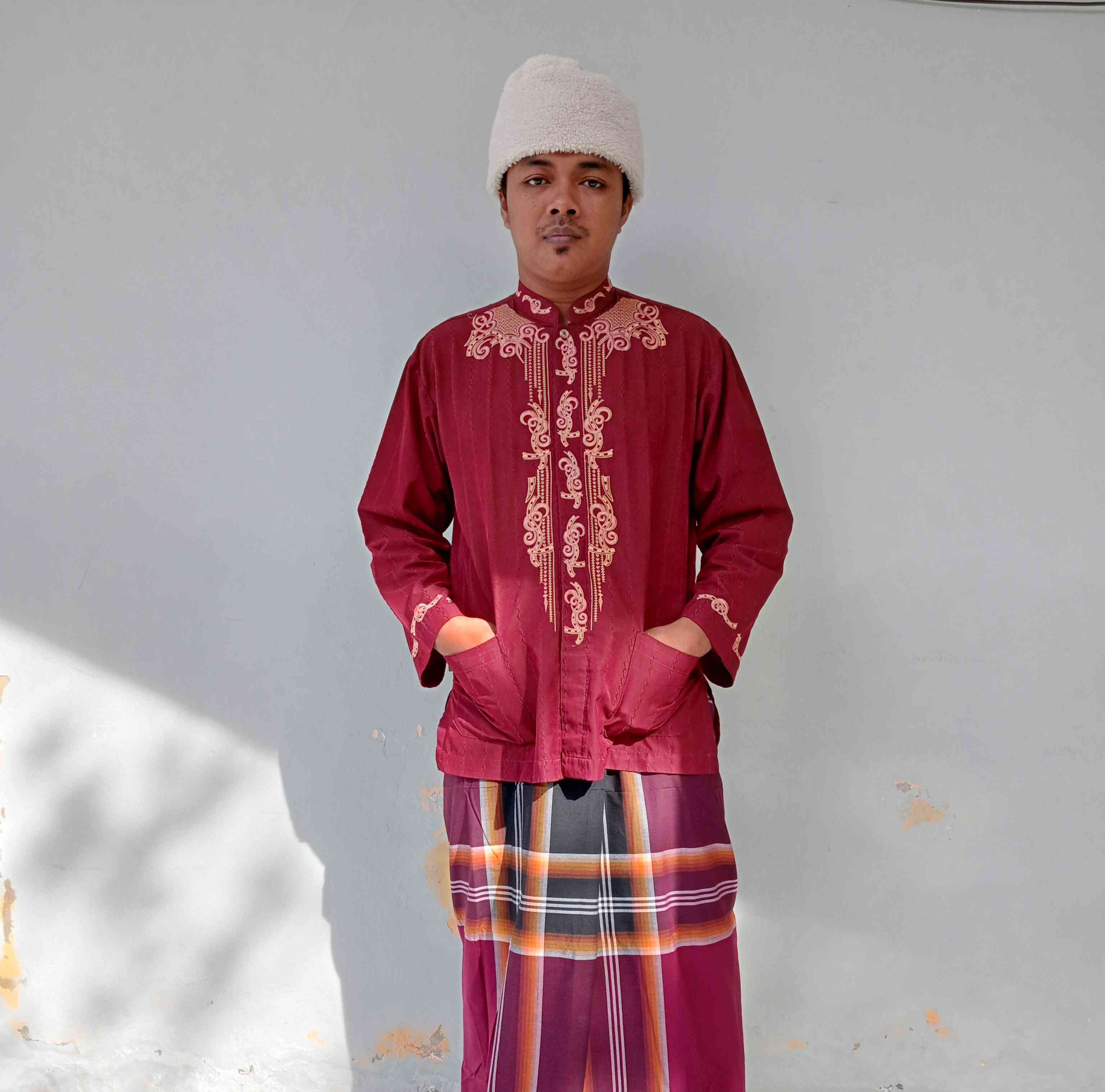 Outfit favorit saya, baju koko merah marun dan sarung, plus peci bulu ala Cak Nun. Dokpri