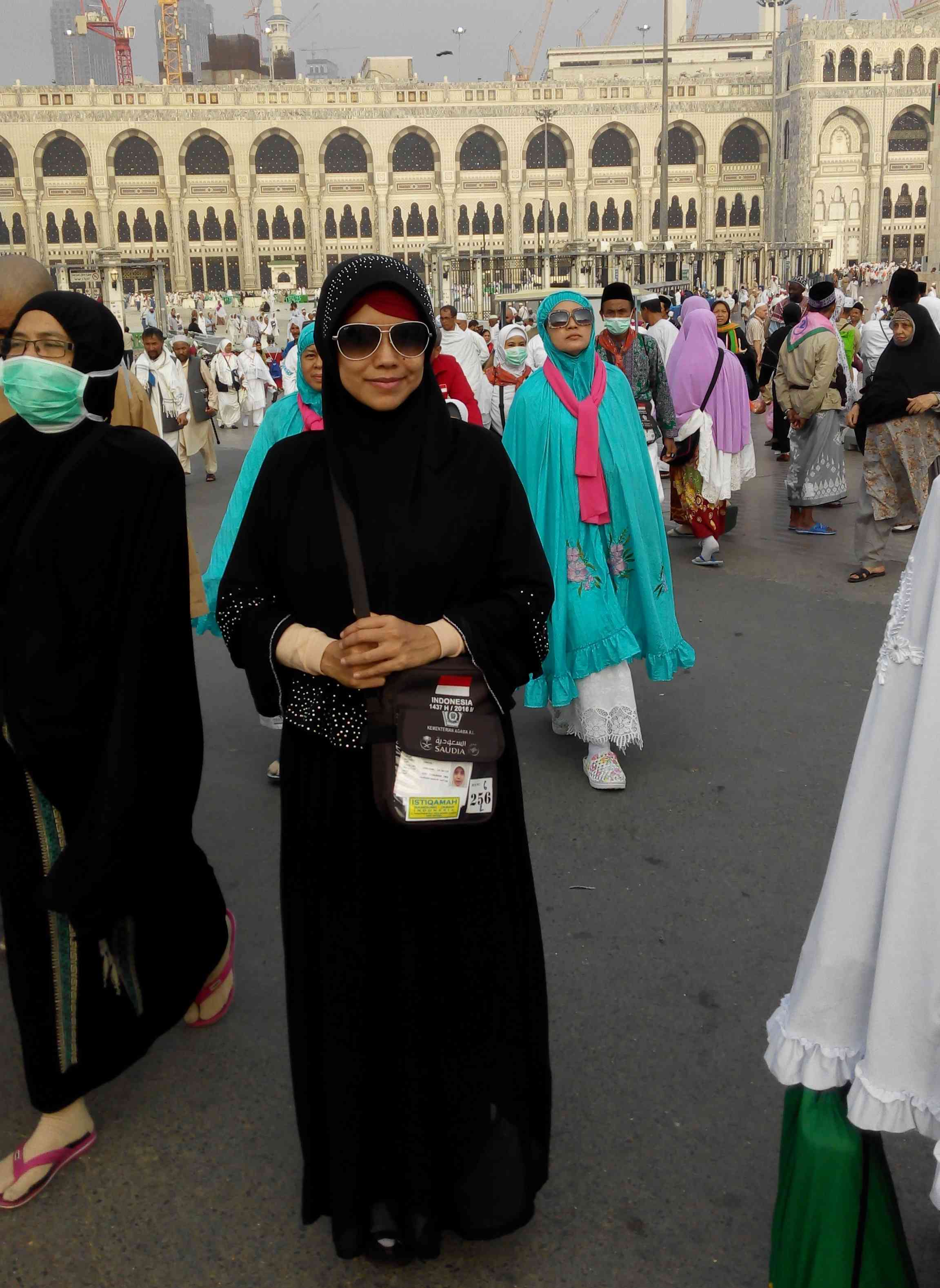 Mukena atau gamis bisa menjadi pilihan outfit taraweh. Foto; Dokpri