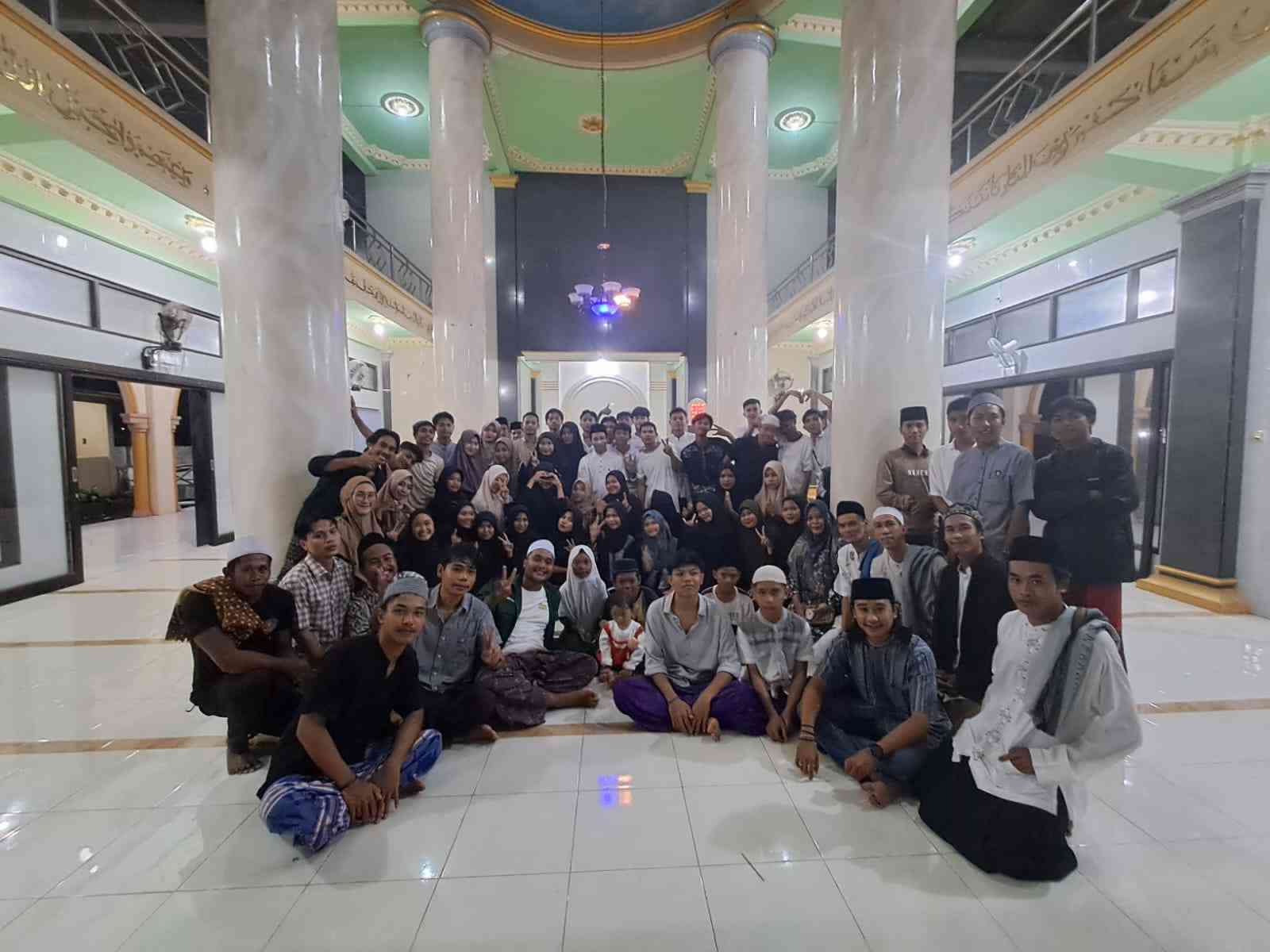 Foto remaja masjid nurul iman lungkak bersama anak yatim/Dokpri