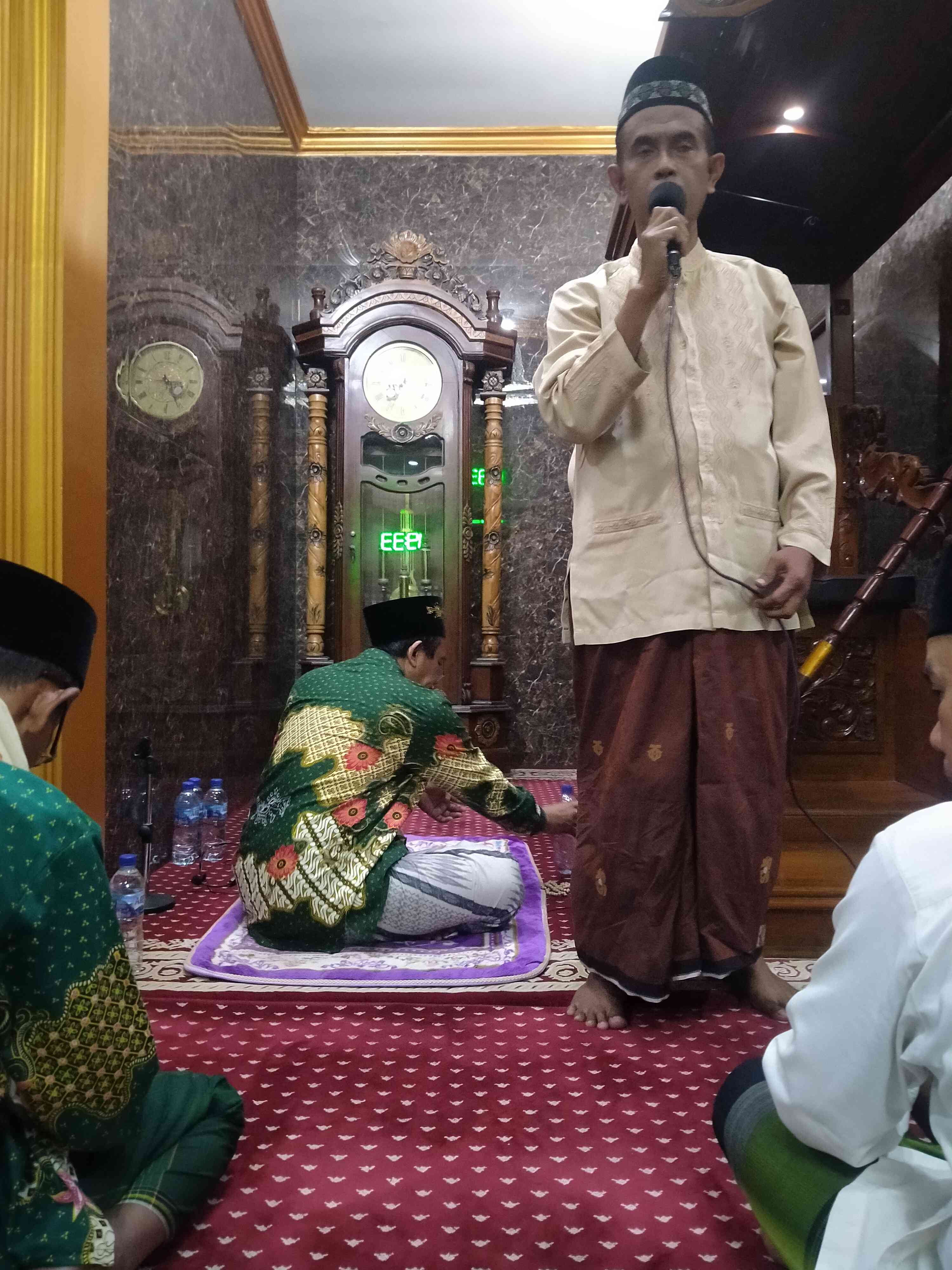 Penulis saat memberikan tausiyah dalam acara salat tarawih (foto dokpri)