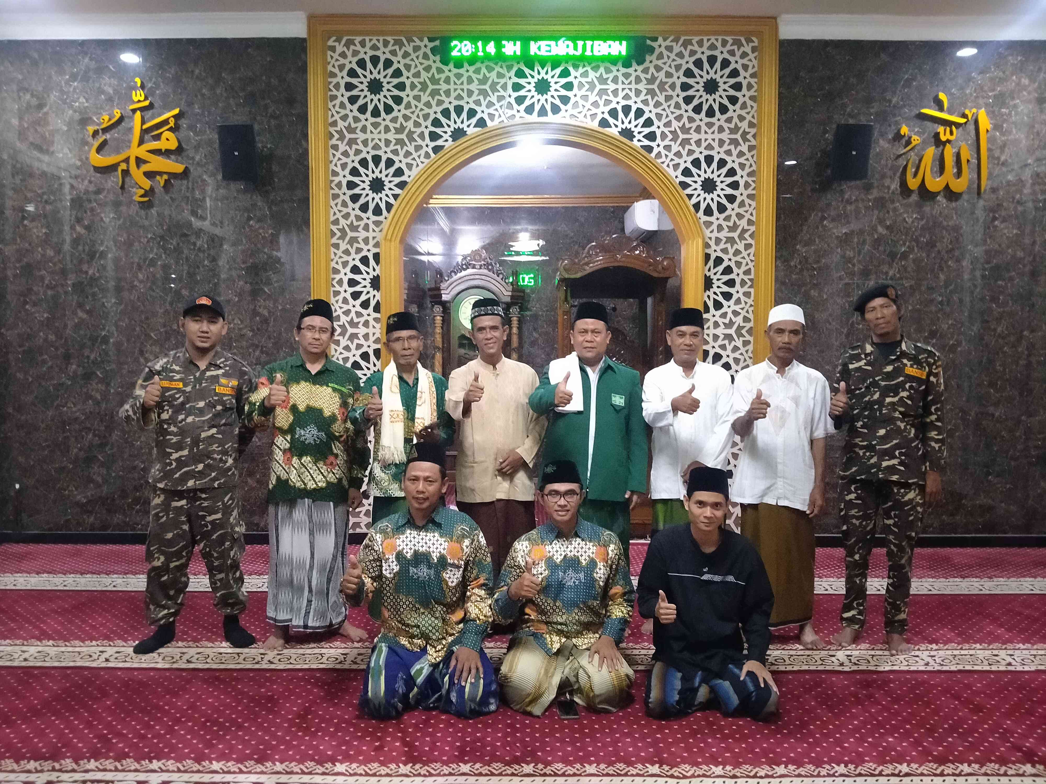 Penulis (tengah) seusai melaksanakan shalat tarawih berfoto dengan Pengurus MWC NU Kec Menganti, dalam acara Safari Ramadan 2023. (foto dokpri)