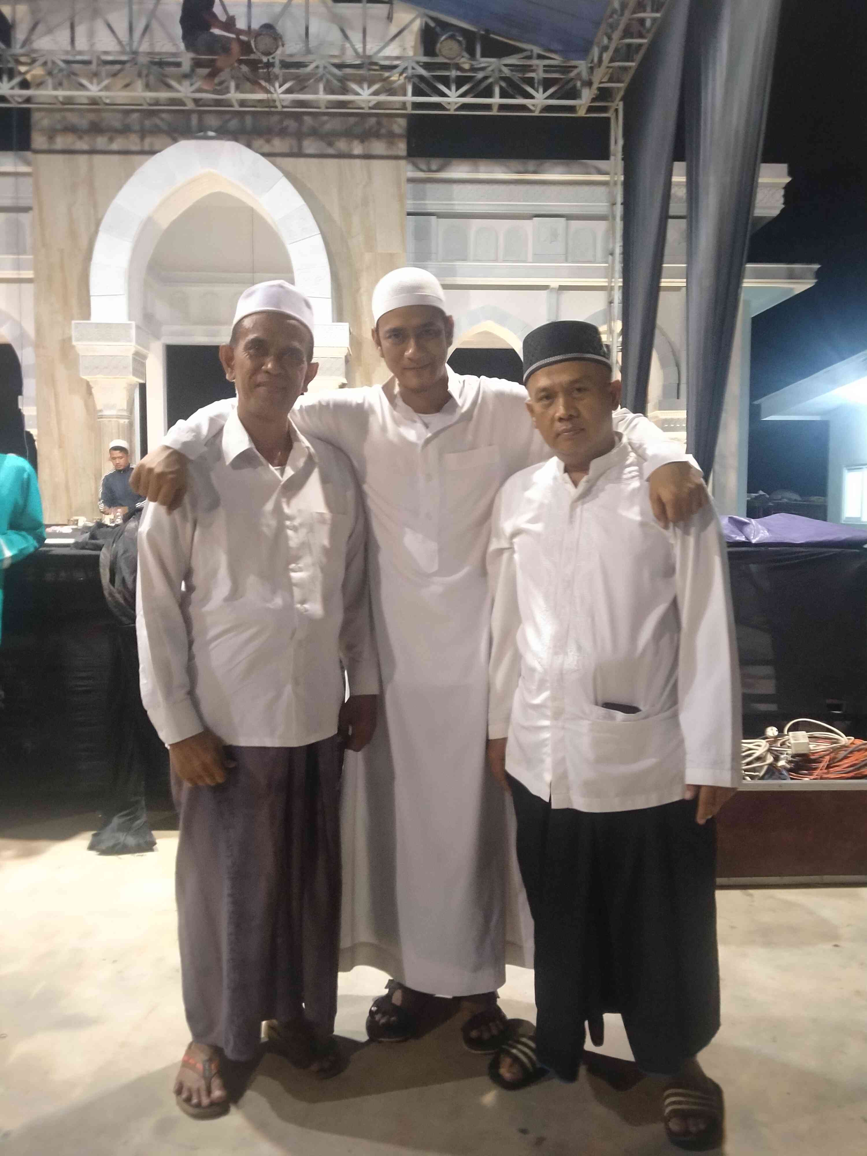 Bersama Habib Muhammad Assegaf setelah acara shalat tarawih dan Pengajian Nuzulul Qur'an di Pondok Pesantren Ar Raudhah Surabaya (foto dokpri)