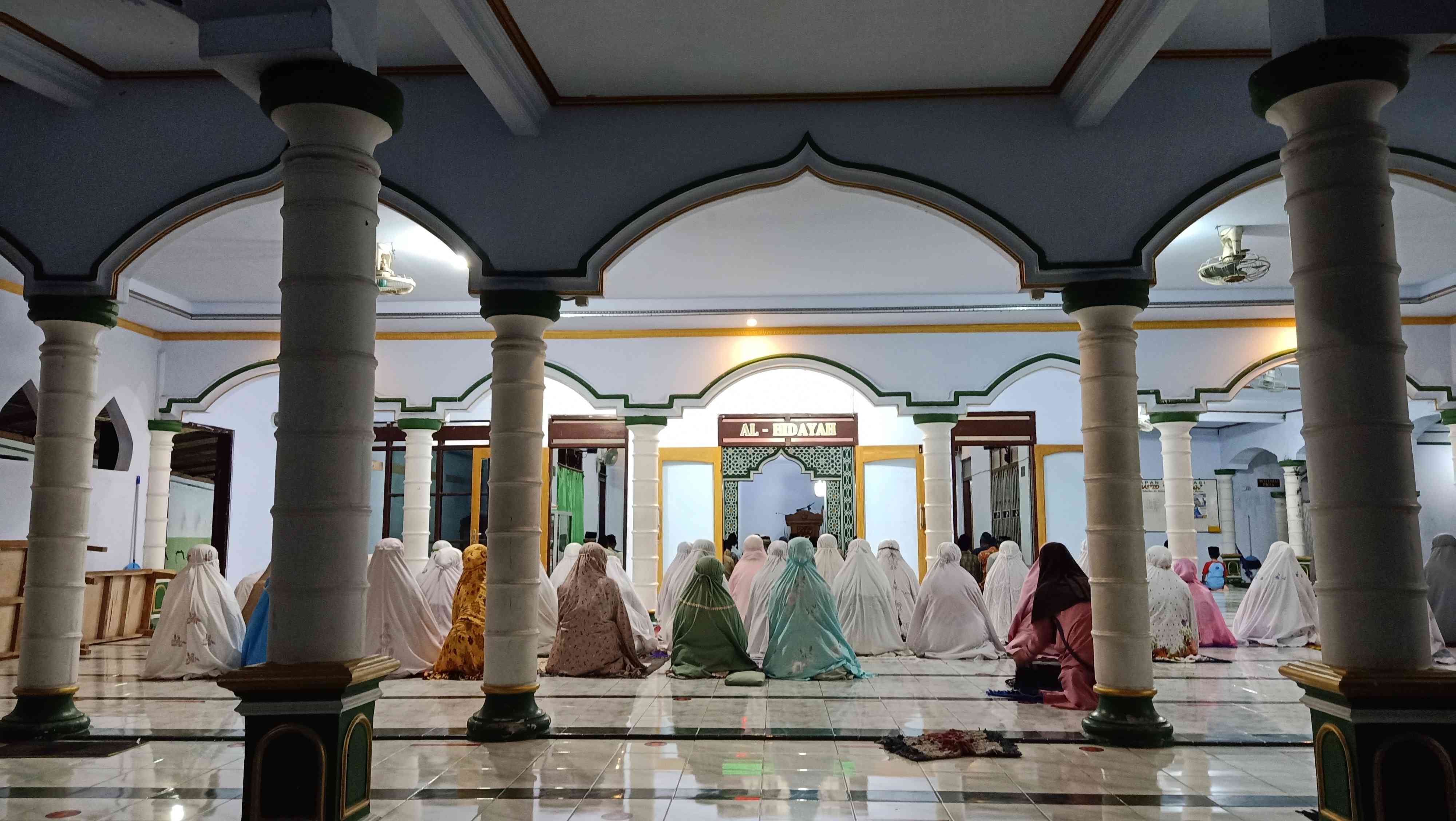 Umat Muslim melaksanakan salat tarawih. Foto dokpri