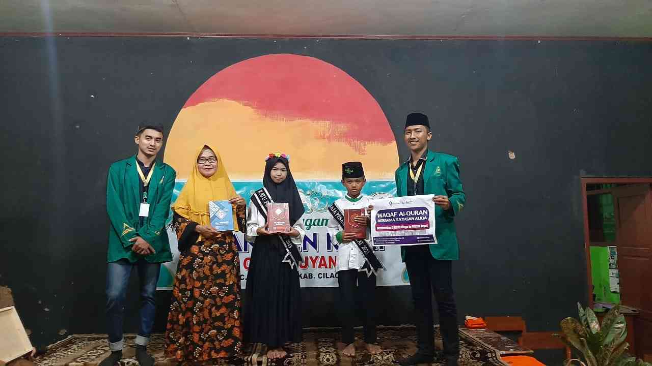 Wakaf Al-Qur`an dan Penghargaan bagi Siswa-Siswi Berprestasi Peserta Pesantren Kilat (Sumber Gambar: KKN-51 Kelompok 13)