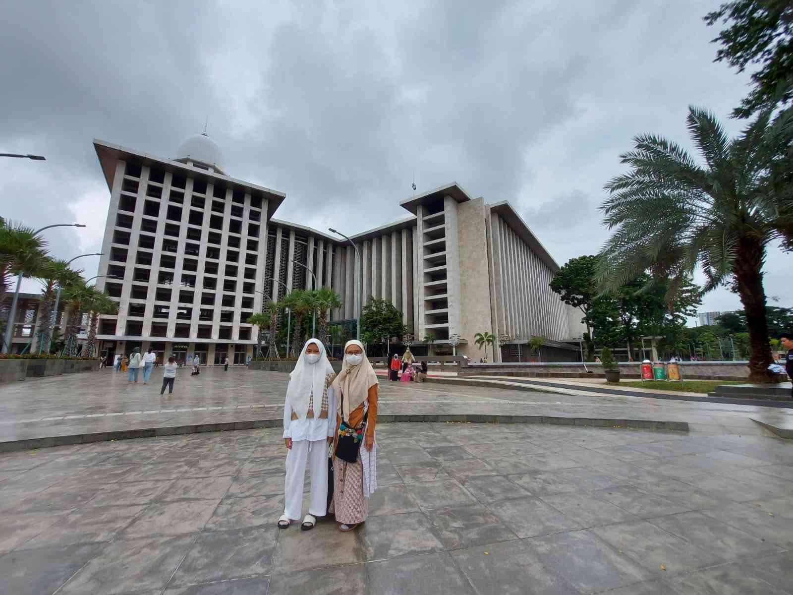 Bersiap buka puasa, shalat maghrib, isya, dan tarawih di Masjid Istiqlal. Dokumen pribadi.