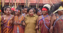 Pemimpin Perempuan Papua Yustina Ogoney Bersama Masyarakat Suku Moskona (mongabay.co.id)