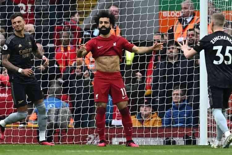 Reaksi Mohamed Salah usai gagal eksekusi penalti ke gawang Arsenal, Minggu (9/4/2023): AFP/Paul Ellis via Kompas.com