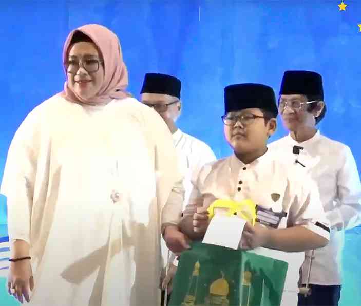 Ketua DPD PPJI DKI Jakarta Ibu Siti Djumiadini memberikan santunan kepada anak yatim & dhuafa secara simbolik