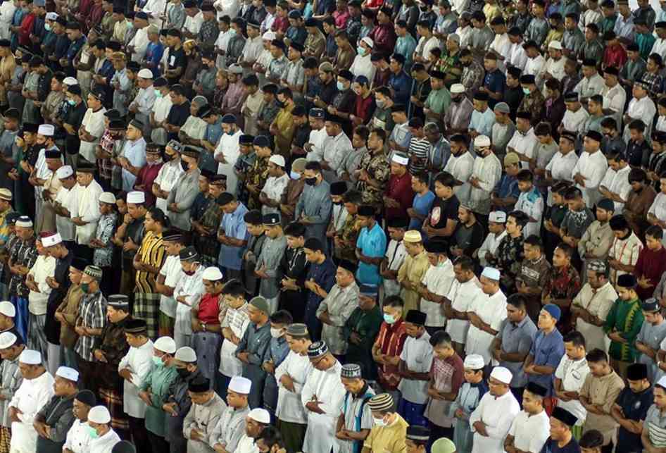 Outfit yang Tepat Menunjang Kekhusyuan Sholat Taraweh Berjamaah - Sumber : kompas.com