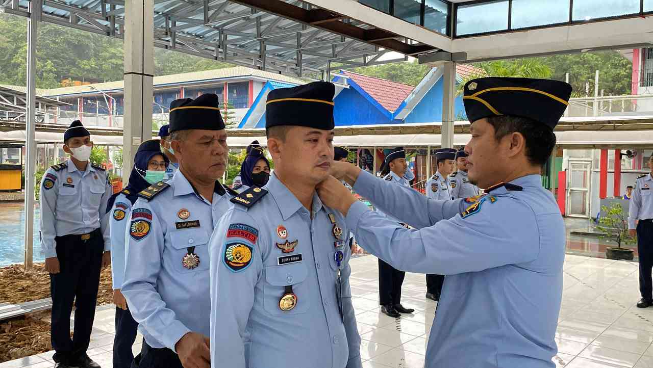 Hidayat Kalapas Sematkan Tanda Kenaikan Pangkat Kepada Dua Petugas ...